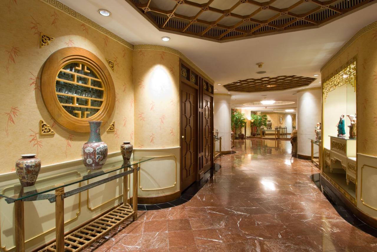 Montien Riverside Hotel Бангкок Экстерьер фото The lobby of the hotel