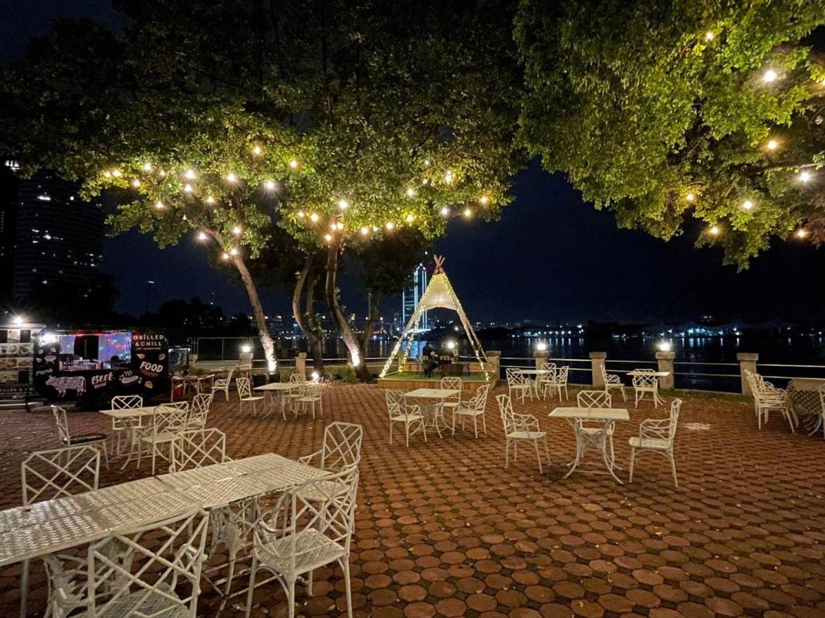 Montien Riverside Hotel Бангкок Экстерьер фото The park at night