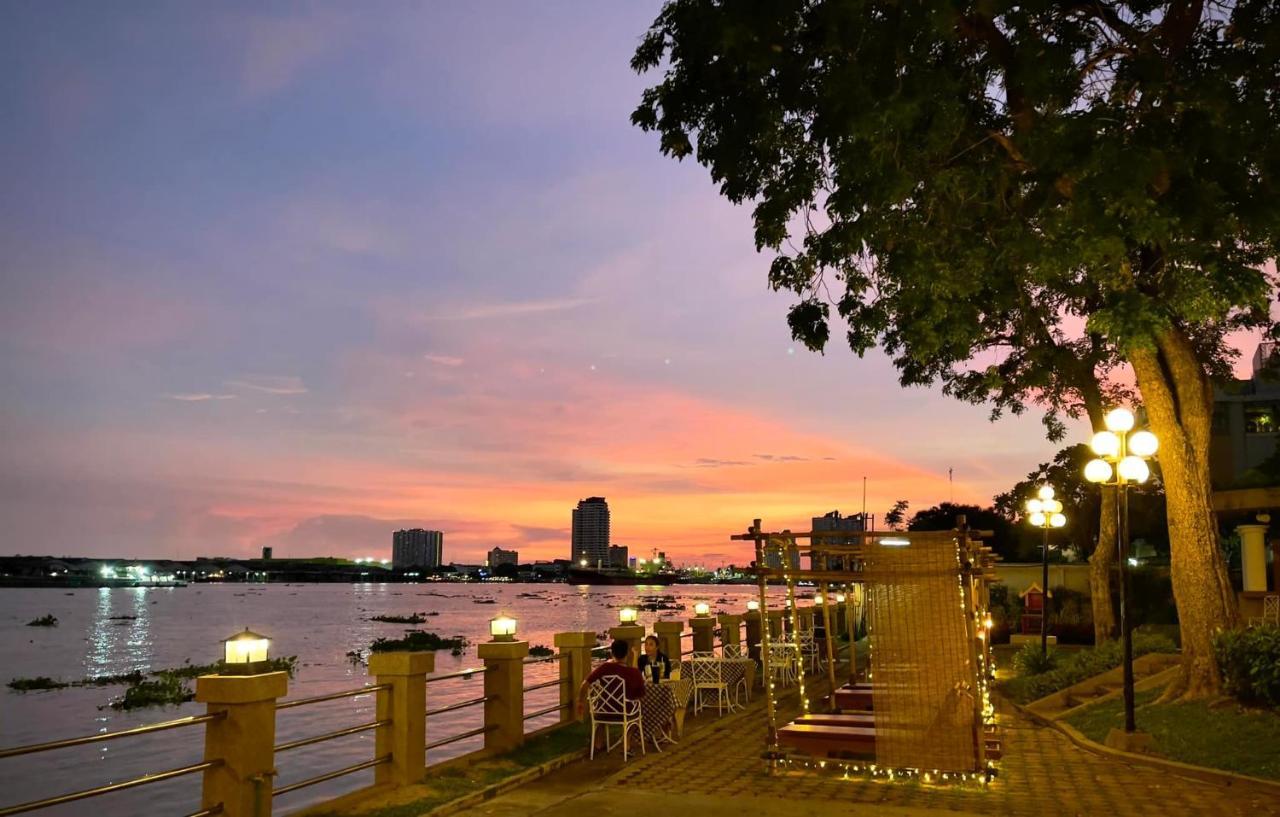 Montien Riverside Hotel Бангкок Экстерьер фото Chao Phraya River at dusk
