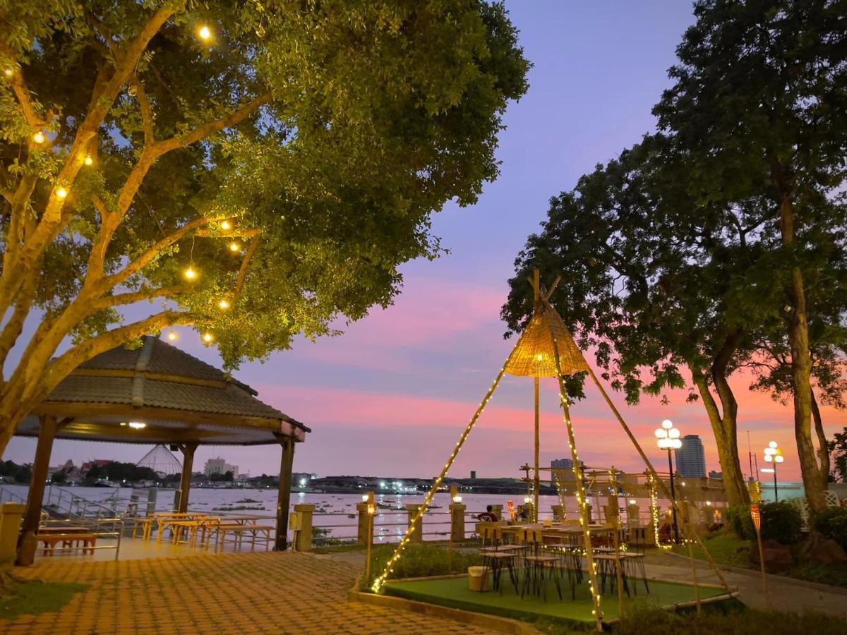 Montien Riverside Hotel Бангкок Экстерьер фото View of the Chao Phraya River from the park