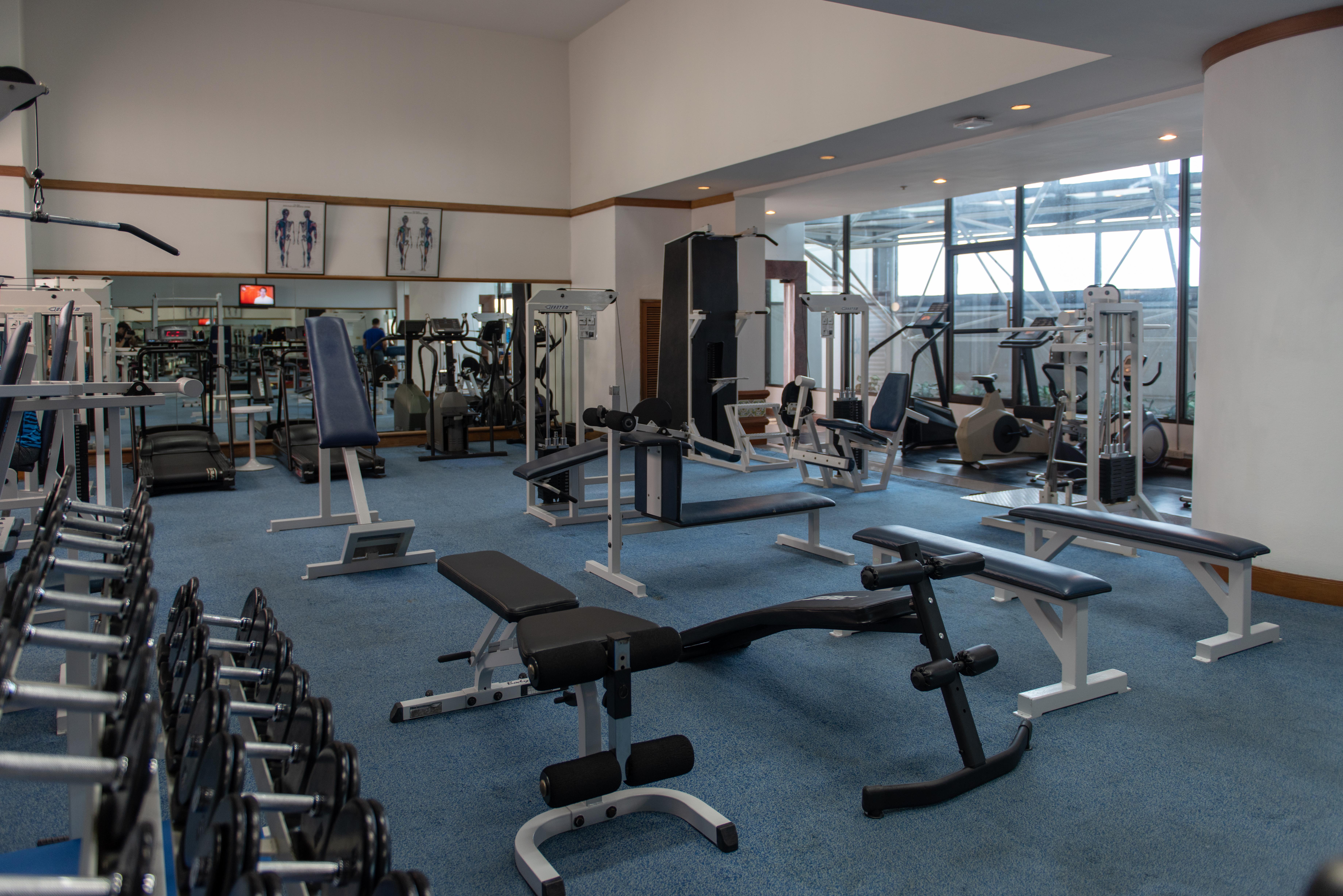 Montien Riverside Hotel Бангкок Экстерьер фото A typical gym