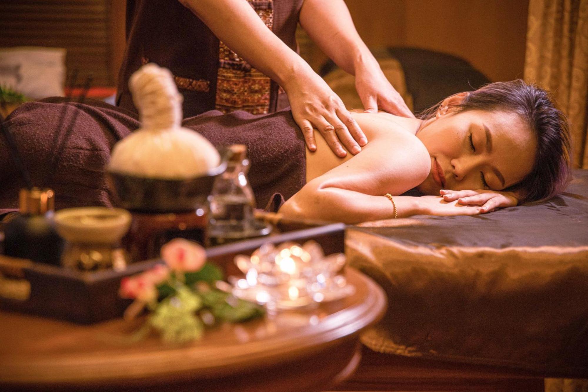 Montien Riverside Hotel Бангкок Экстерьер фото Thai massage