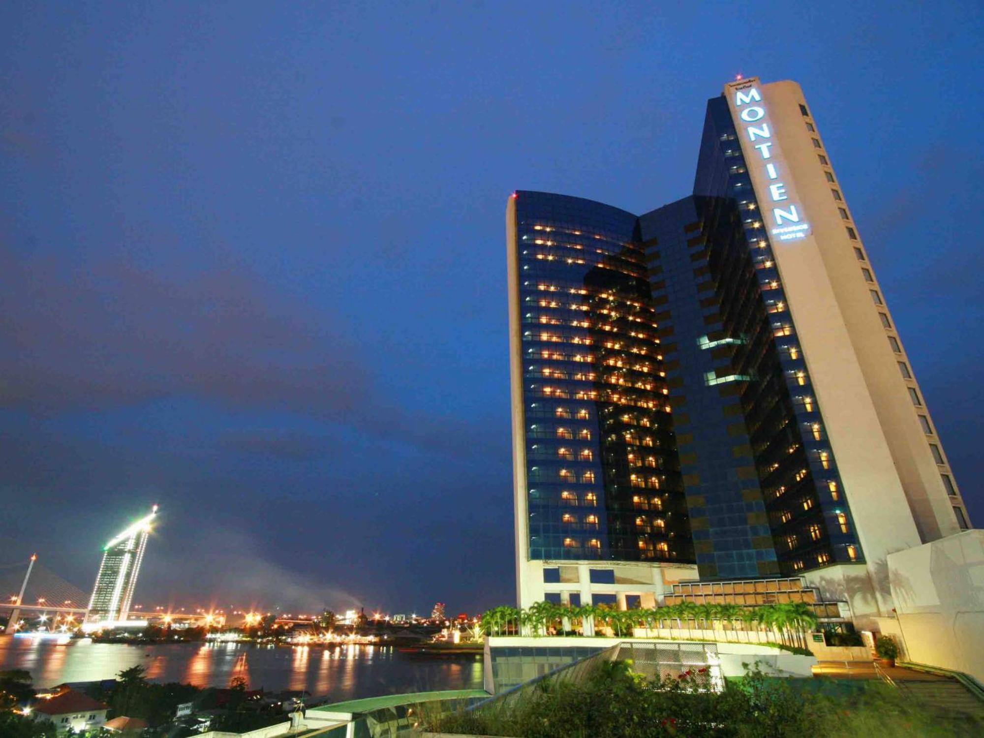 Montien Riverside Hotel Бангкок Экстерьер фото The hotel at night