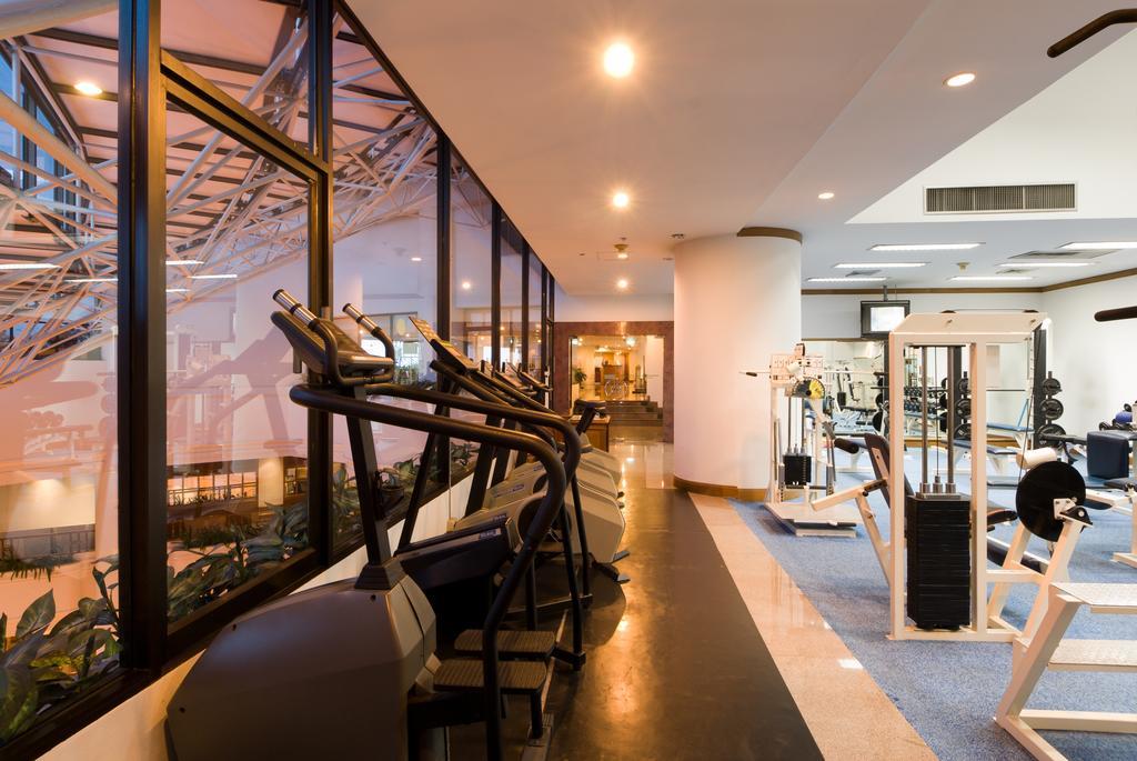 Montien Riverside Hotel Бангкок Экстерьер фото The gym at the hotel