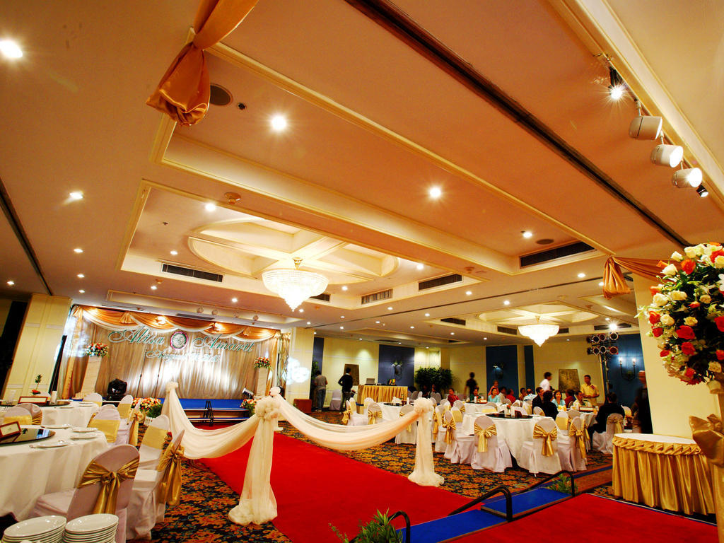 Montien Riverside Hotel Бангкок Экстерьер фото A wedding reception in a hotel