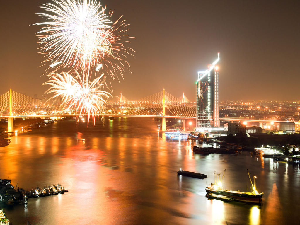 Montien Riverside Hotel Бангкок Экстерьер фото Fireworks over the Chao Phraya River