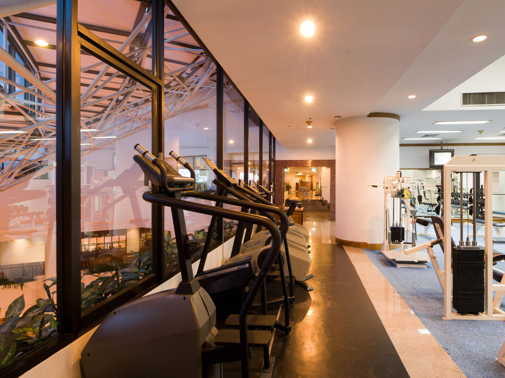 Montien Riverside Hotel Бангкок Экстерьер фото The gym at the hotel