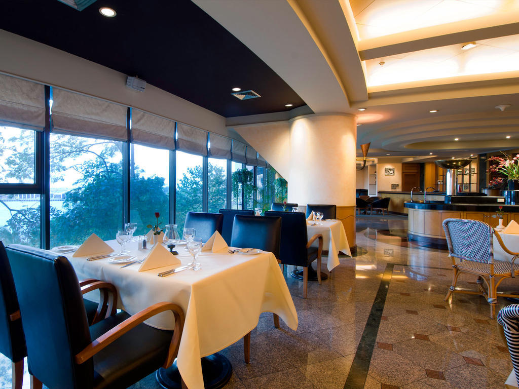 Montien Riverside Hotel Бангкок Экстерьер фото The restaurant