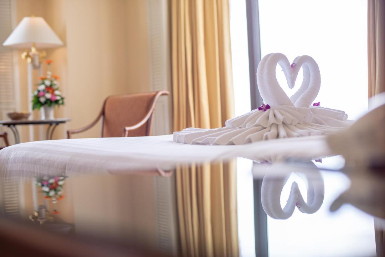 Montien Riverside Hotel Бангкок Экстерьер фото Towel swans