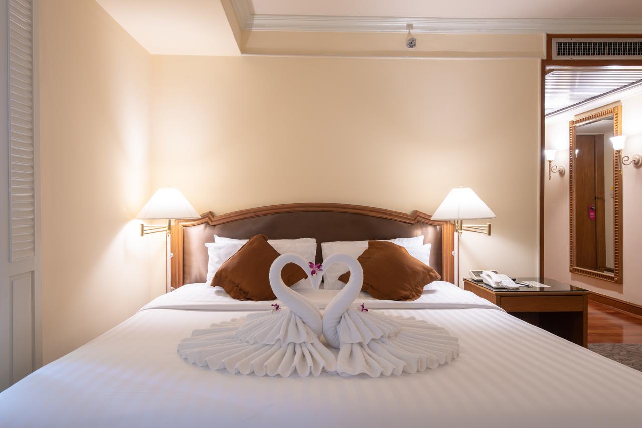 Montien Riverside Hotel Бангкок Экстерьер фото A bed with a towel swan