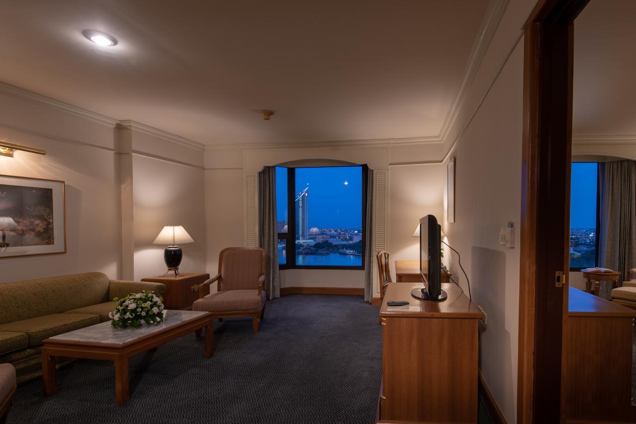 Montien Riverside Hotel Бангкок Экстерьер фото A suite at the hotel