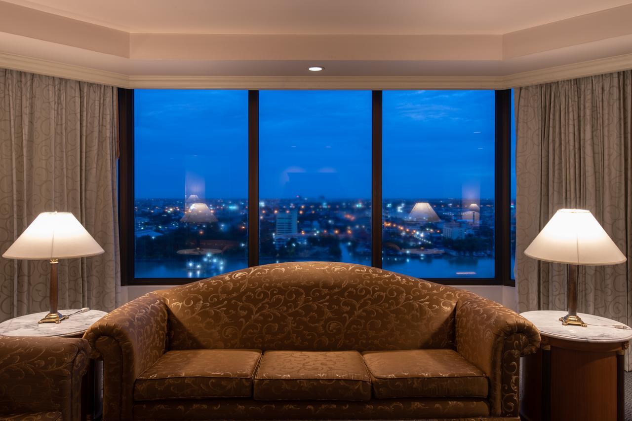 Montien Riverside Hotel Бангкок Экстерьер фото A view of the city from a suite at the Taj Mahal Palace