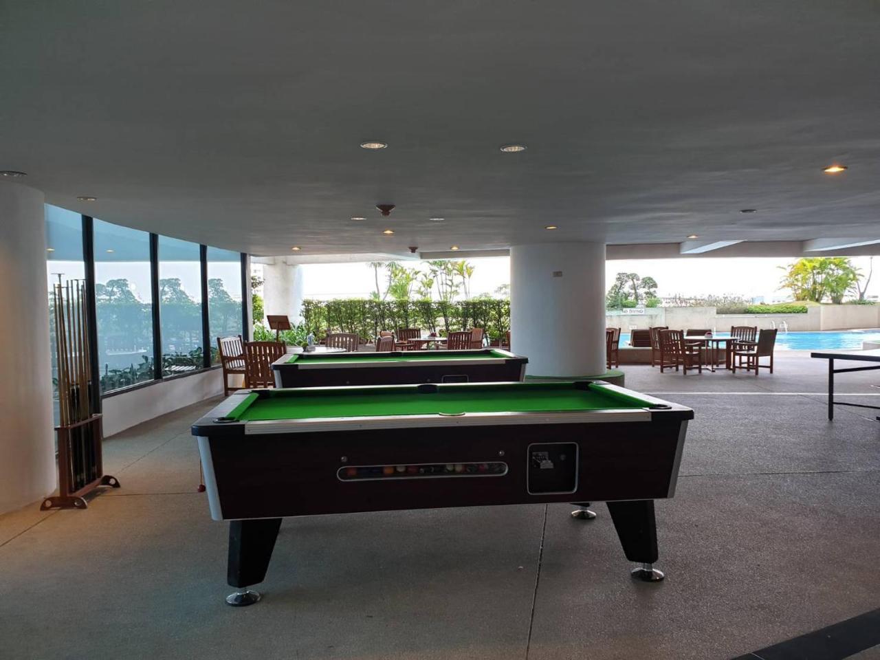 Montien Riverside Hotel Бангкок Экстерьер фото Pool table at the pool deck