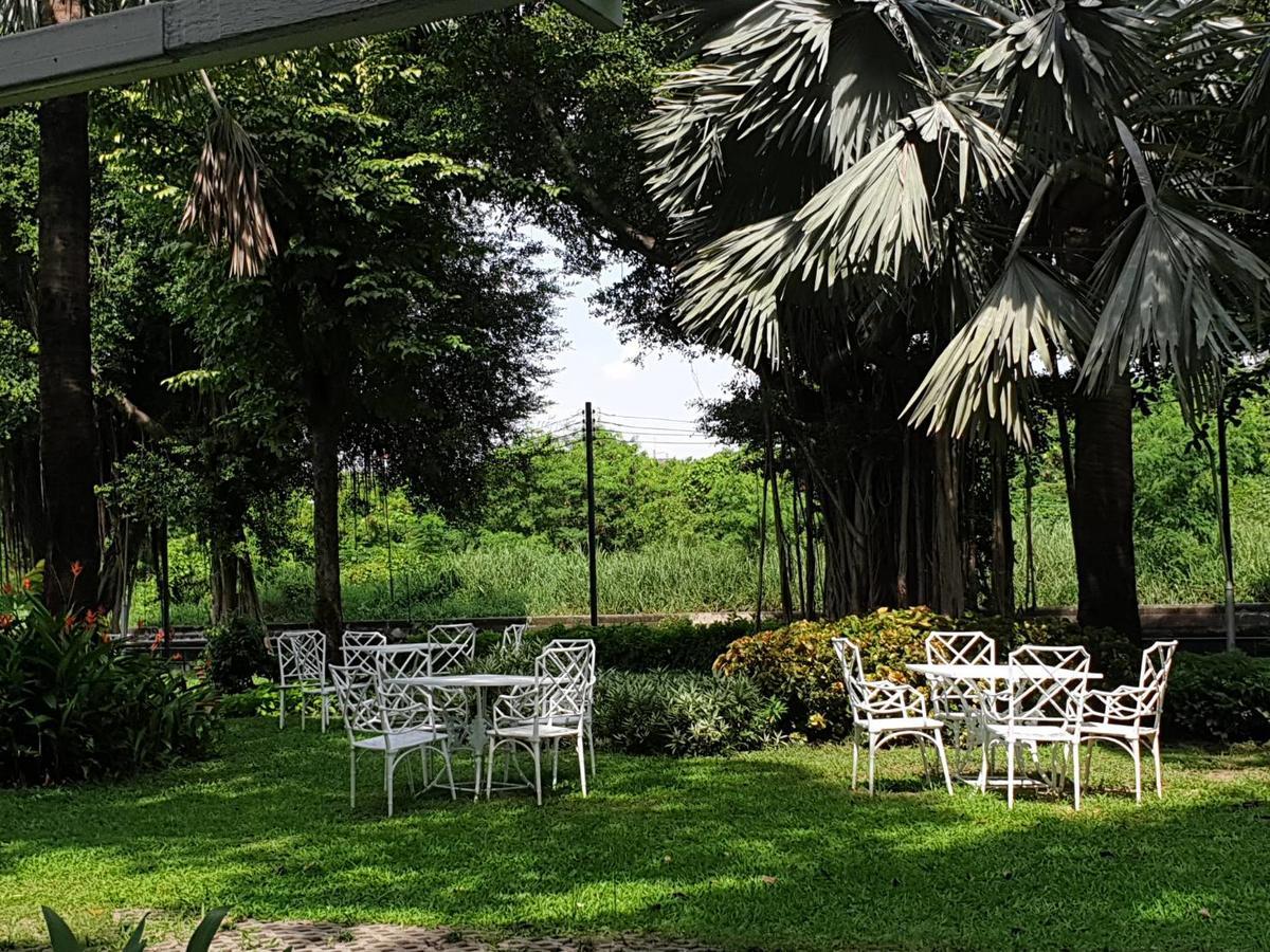 Montien Riverside Hotel Бангкок Экстерьер фото The garden of the villa